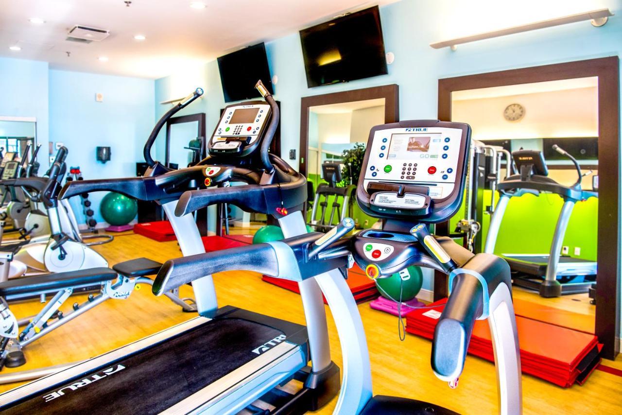 Chateau Vaudreuil Exterior photo The gym at the hotel