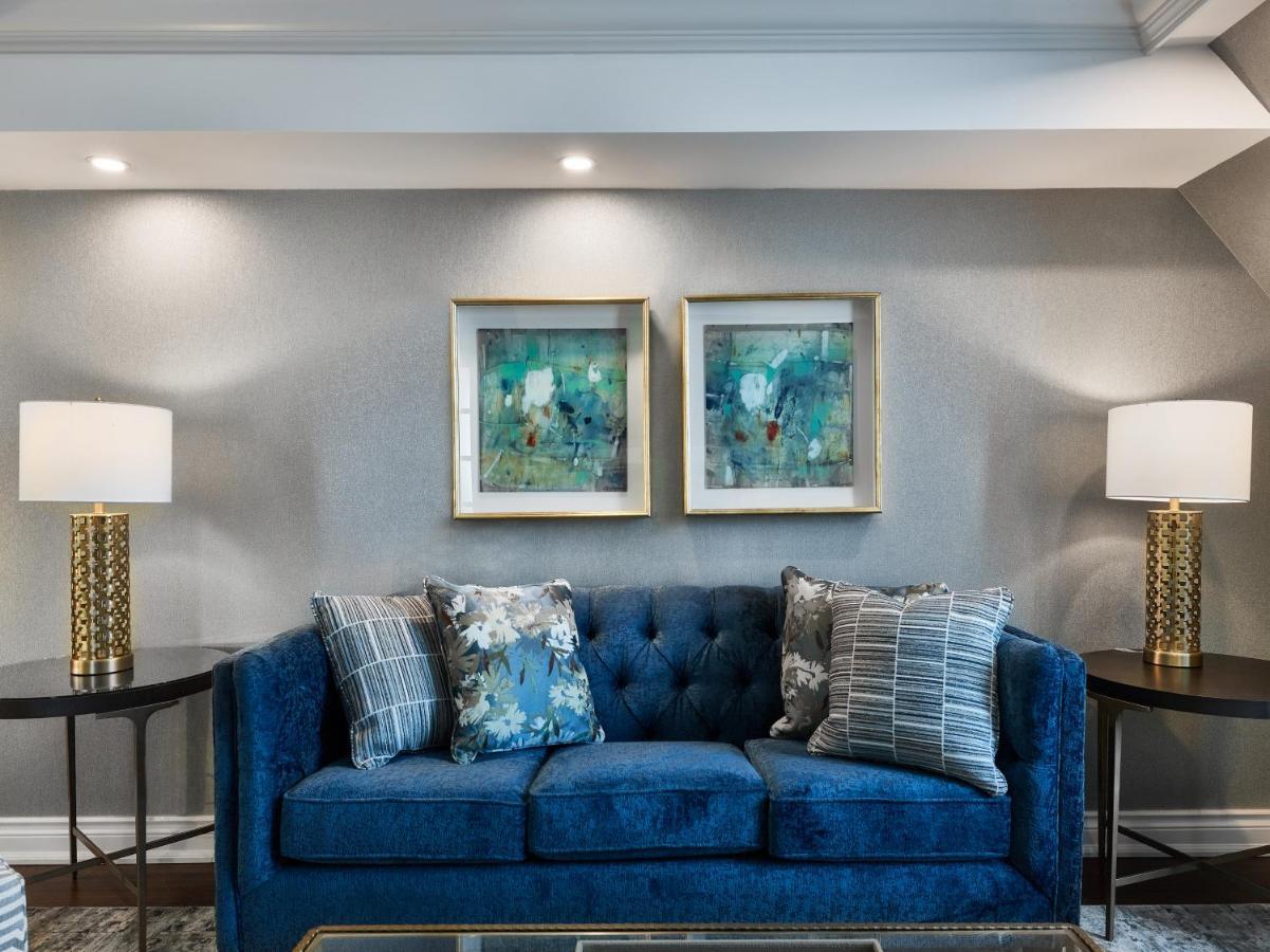 Chateau Vaudreuil Exterior photo A blue sofa