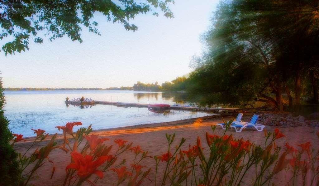 Chateau Vaudreuil Exterior photo Sunset at Lake Nokomis