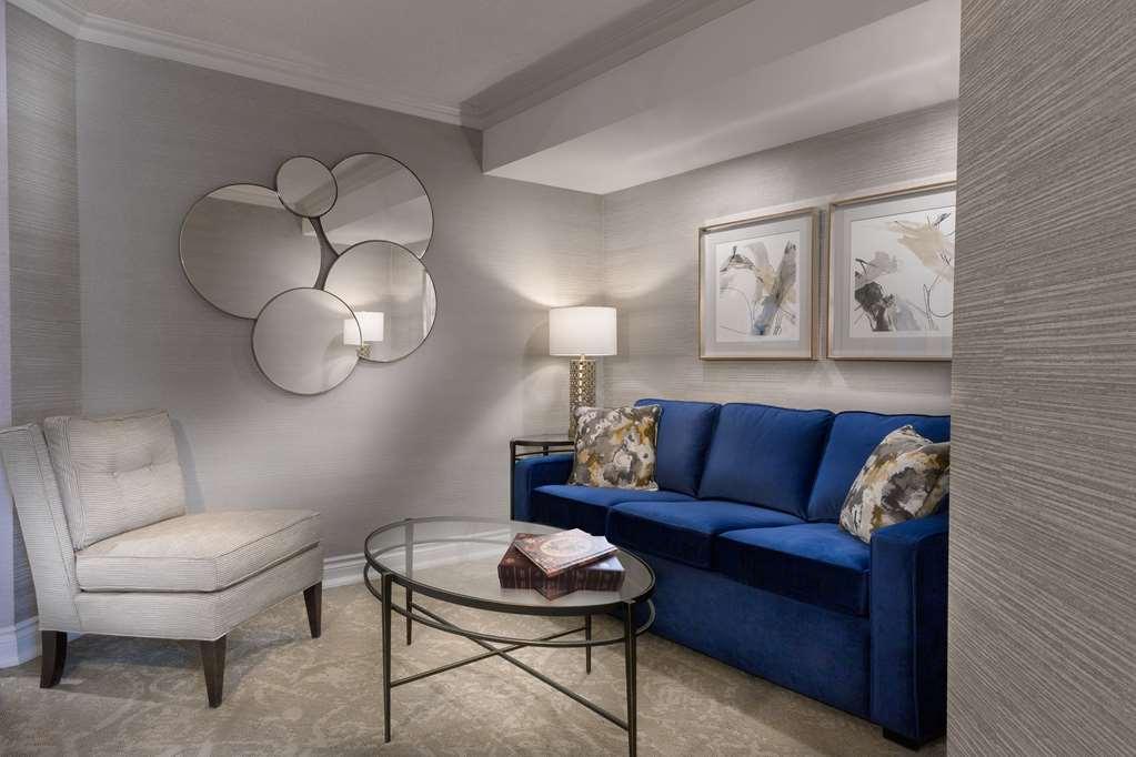 Chateau Vaudreuil Room photo A living room at The Carlyle