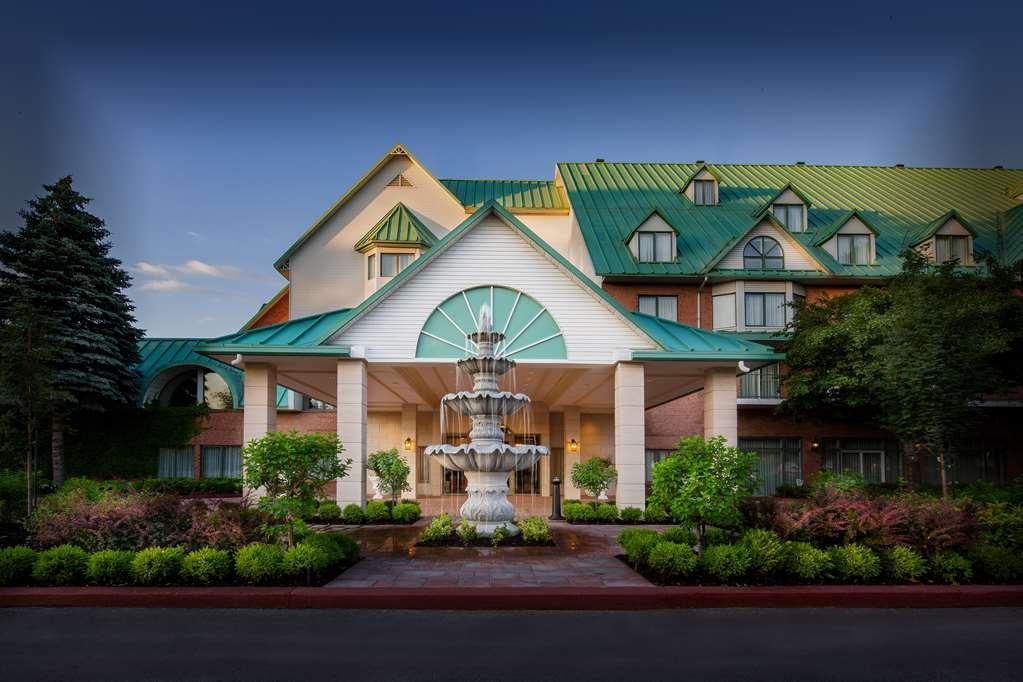 Chateau Vaudreuil Exterior photo The Hotel at Sun Peaks