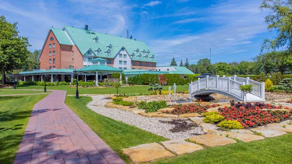 Chateau Vaudreuil Exterior photo The hotel's main building