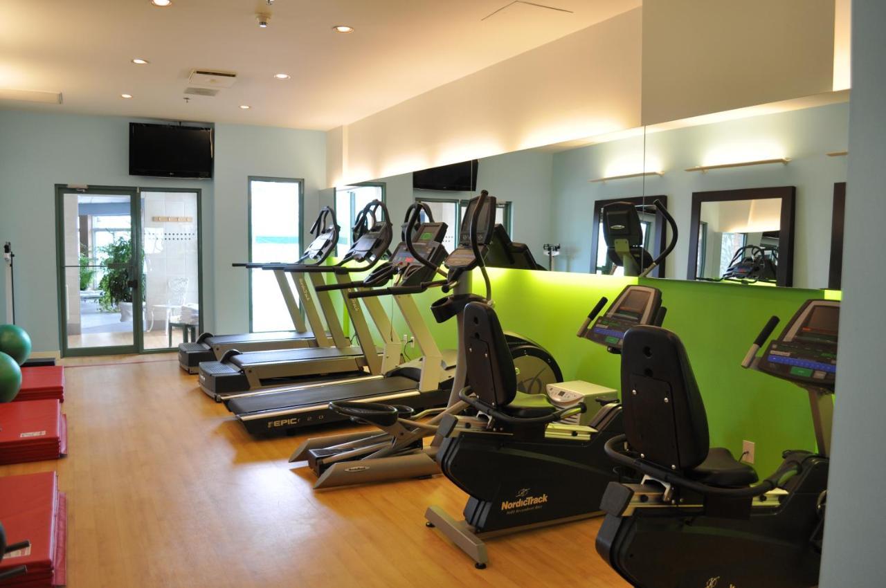 Chateau Vaudreuil Exterior photo A gym at a hotel