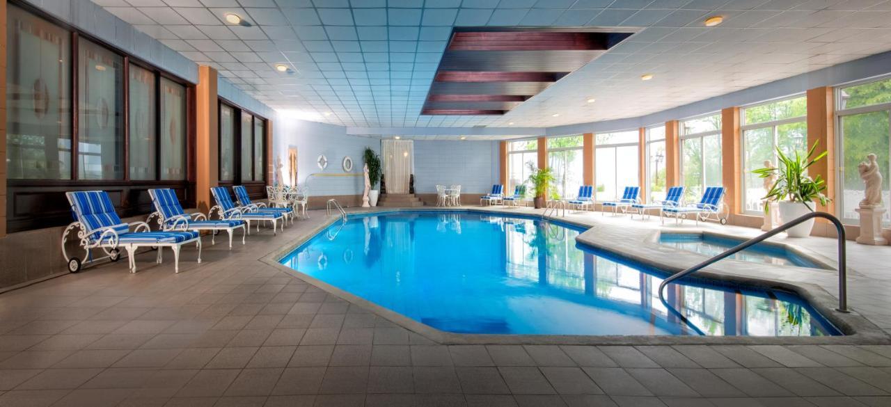 Chateau Vaudreuil Exterior photo The swimming pool at the hotel