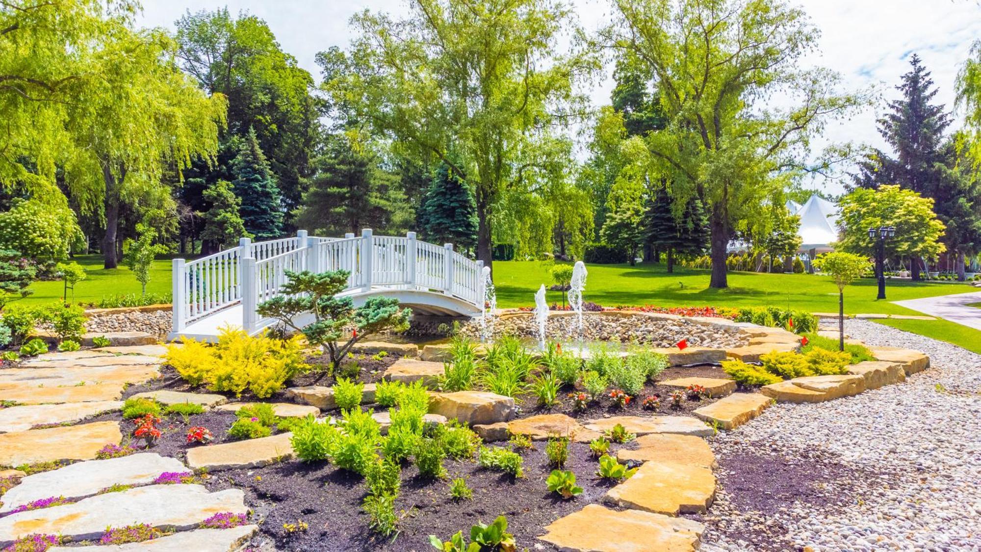 Chateau Vaudreuil Exterior photo The gardens at the center