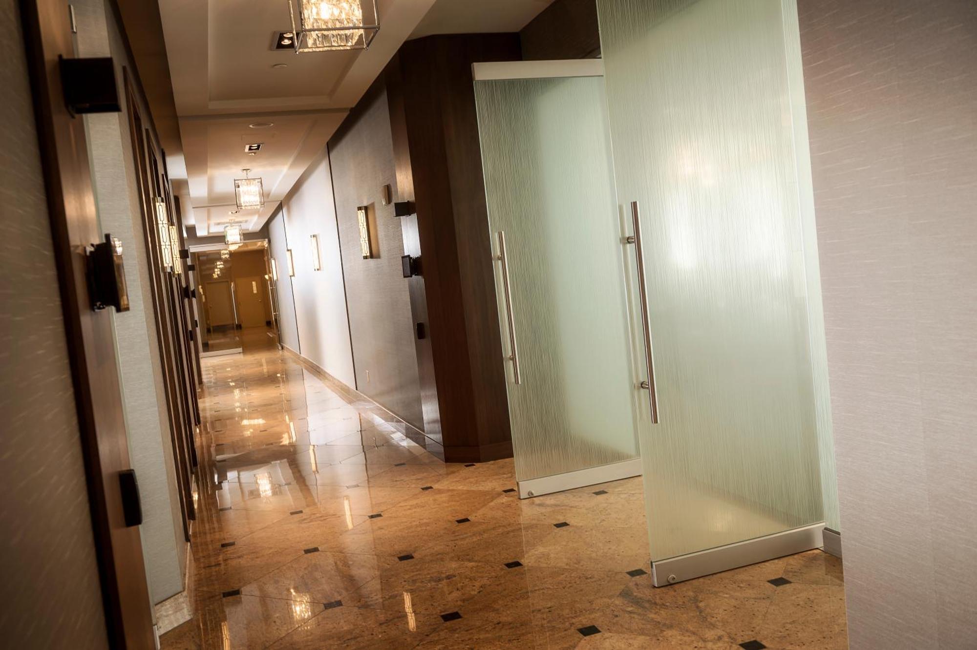 Chateau Vaudreuil Exterior photo A corridor in a hotel