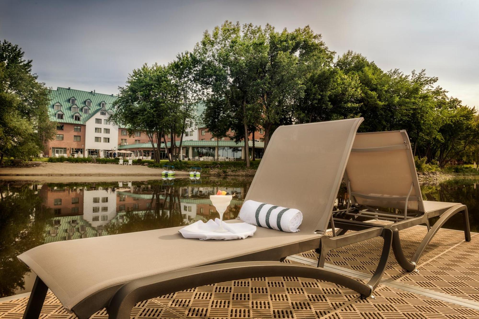 Chateau Vaudreuil Exterior photo A chaise longue
