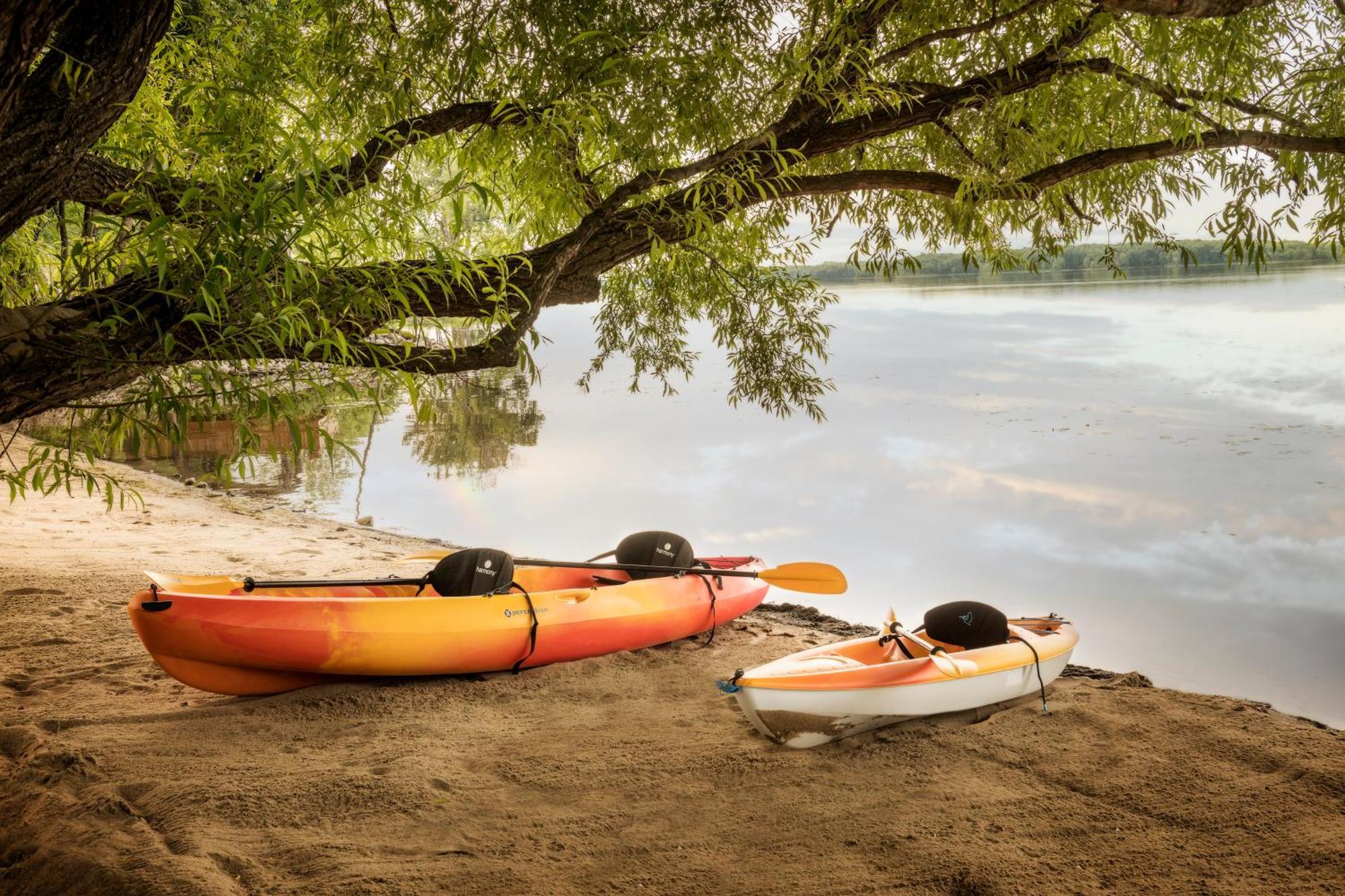 Chateau Vaudreuil Exterior photo Kayaks on the shore of Lake Waconia