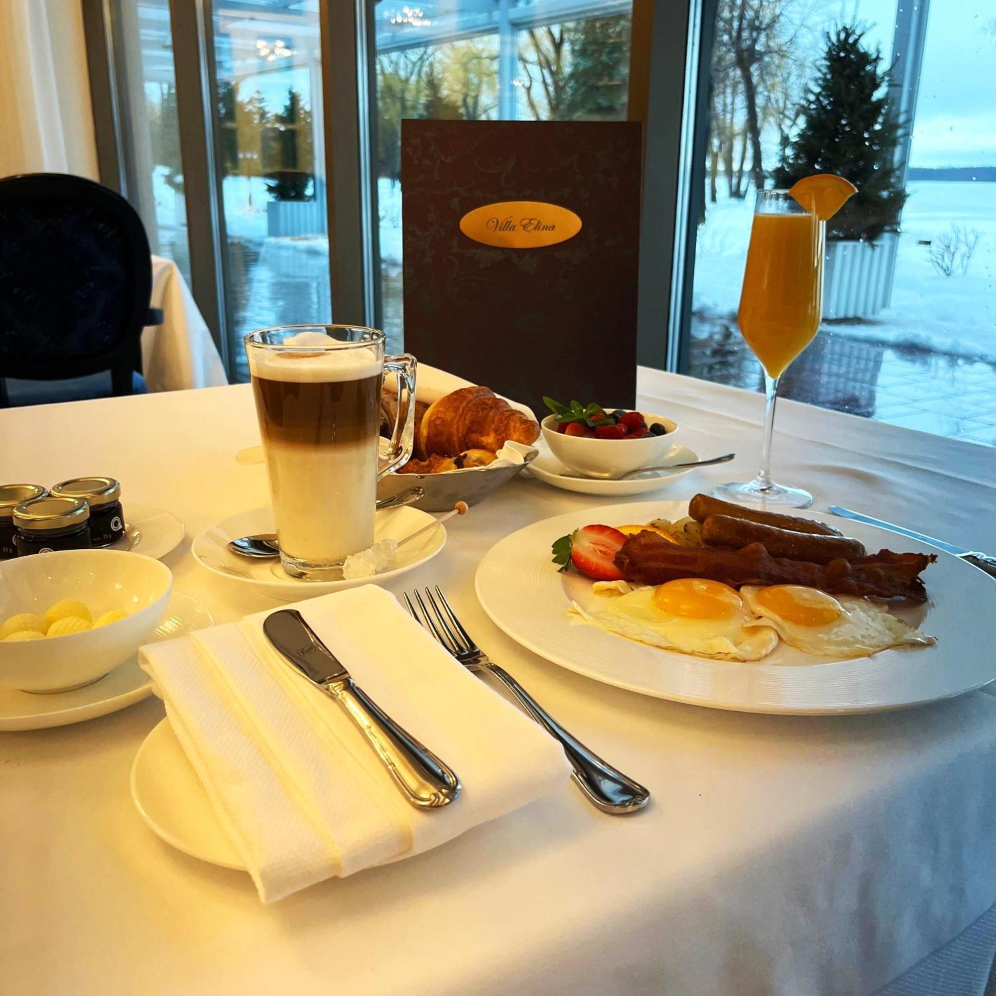 Chateau Vaudreuil Exterior photo A typical breakfast