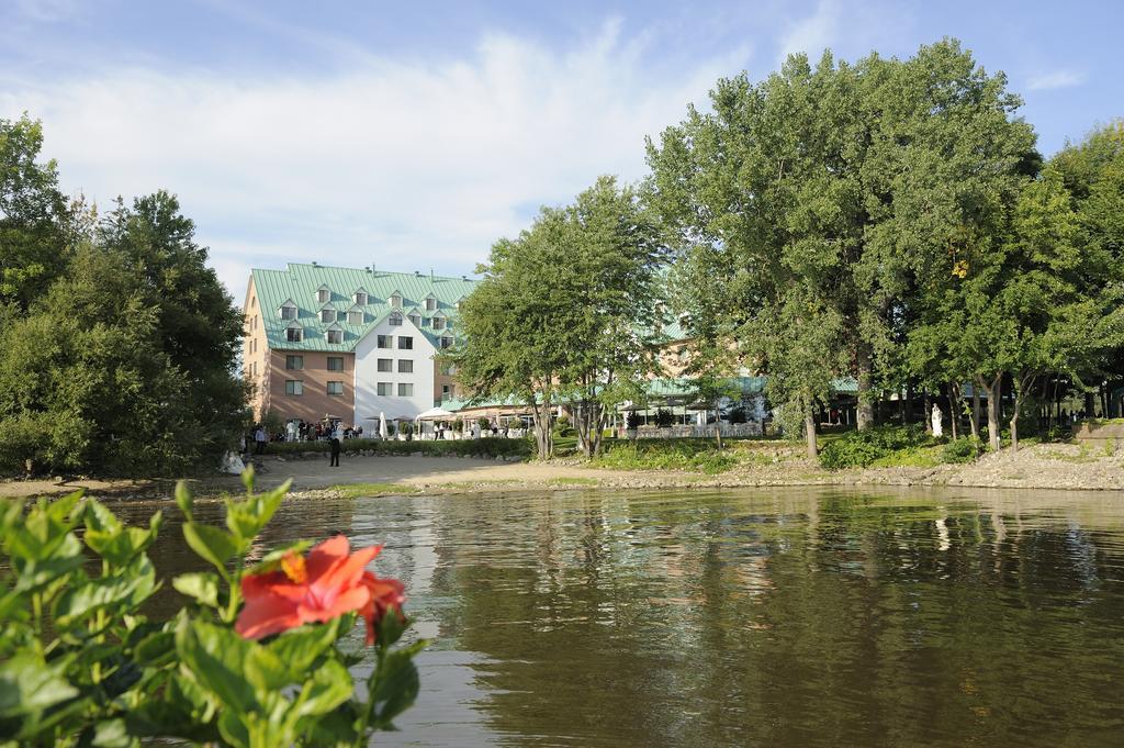Chateau Vaudreuil Exterior photo The lake in the centre of the town