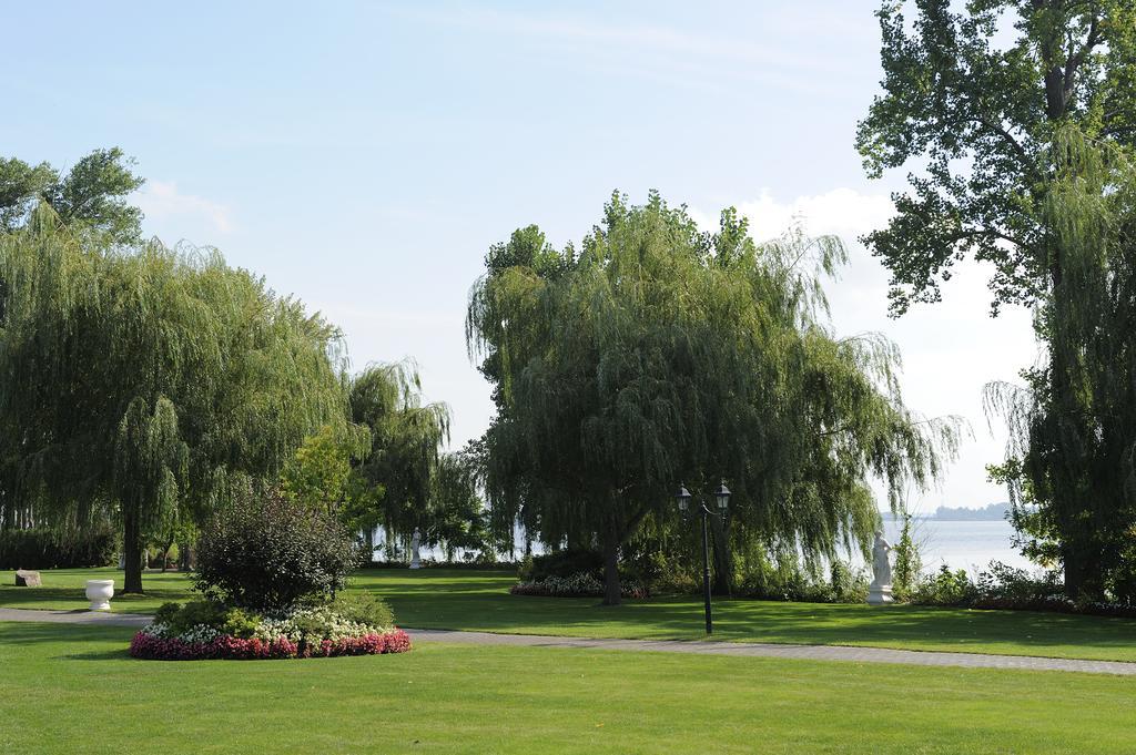 Chateau Vaudreuil Exterior photo View of the park