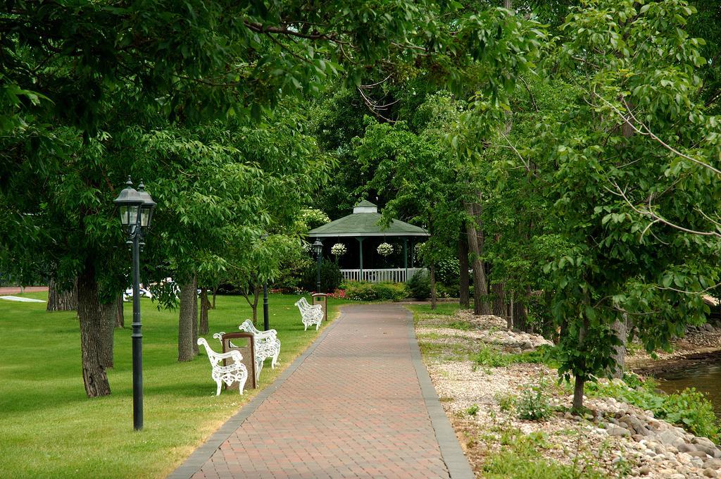 Chateau Vaudreuil Exterior photo The gazebo at the park