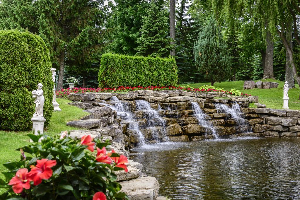 Chateau Vaudreuil Exterior photo The waterfall at the entrance of the gardens