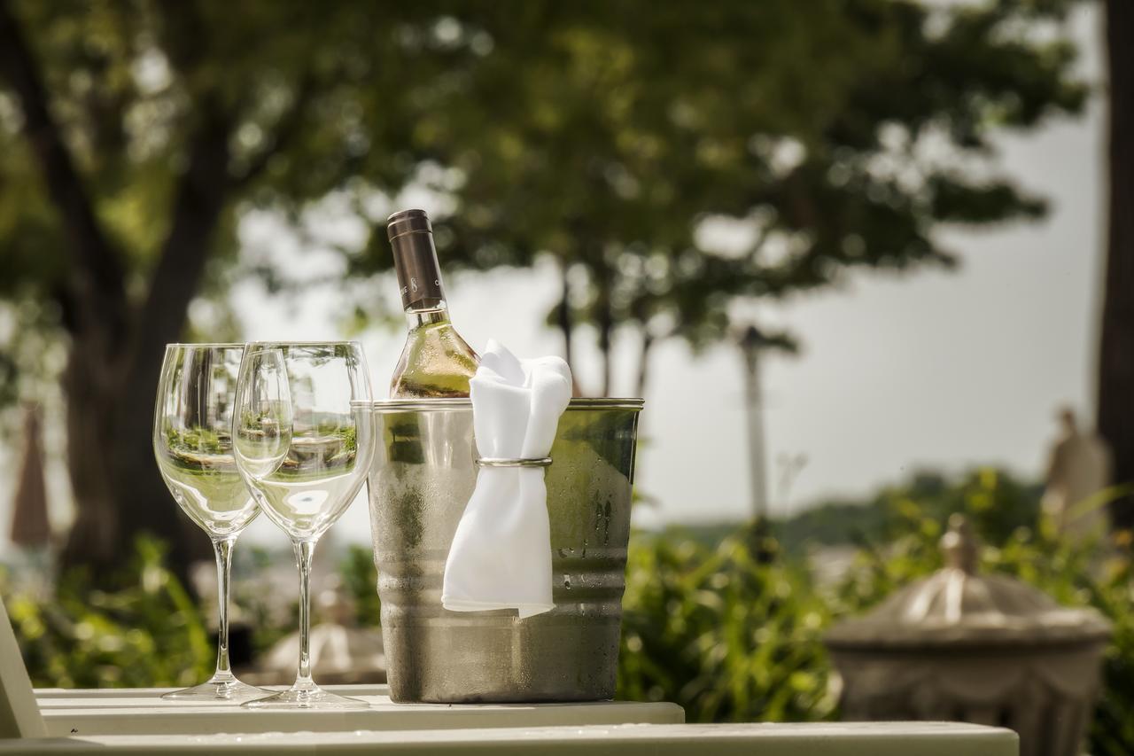 Chateau Vaudreuil Exterior photo A bottle of wine in a wine cooler
